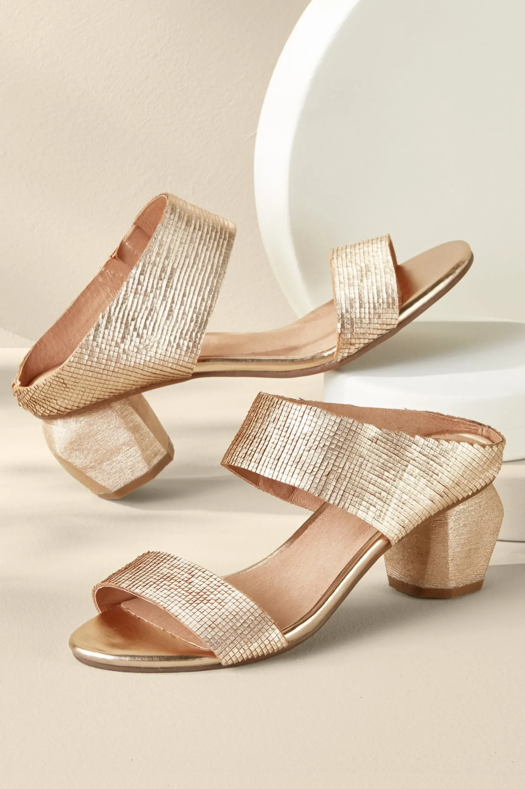 Soft Surroundings Antelope Amelia Textured Sandal> sandals|slides & mules